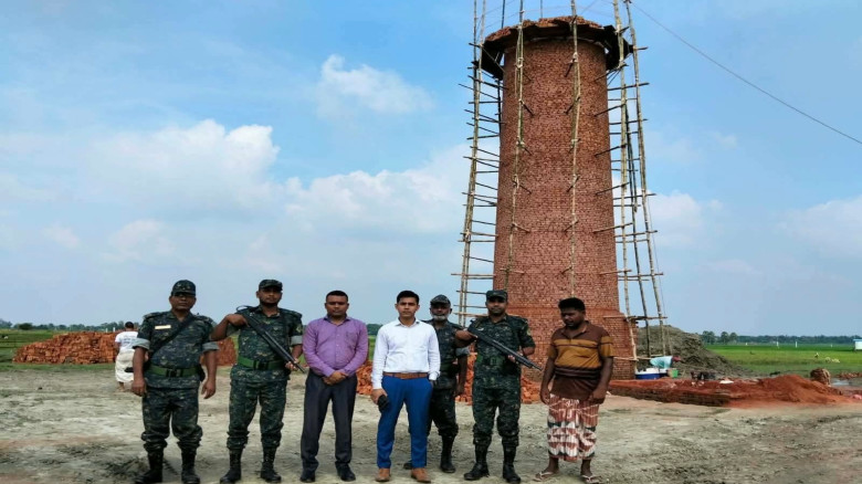 সাপাহারে ইটভাটার ১ লক্ষ টাকা জরিমানা