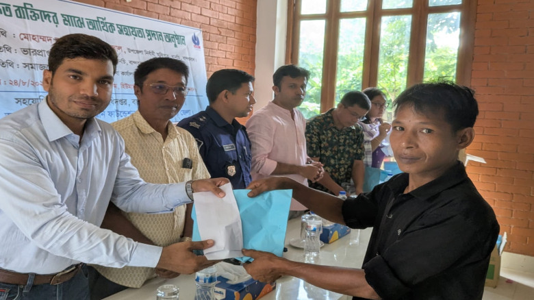 থানচিতে ২০ প্রতিবন্ধী পেল নগদ আর্থিক সহায়তা