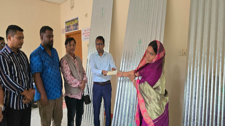 নাইক্ষ্যংছড়িতে অসহায়-দুস্থদের  মাঝে ঢেউটিন ও চেক বিতরণ