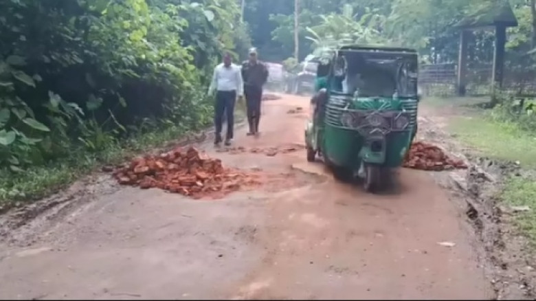 রামু-নাইক্ষ্যংছড়ি সড়কের  গর্ত ভরাটে উদ্যোগ নিলেন নাইক্ষ্যংছড়ি- ইউএন এনামুল হাসান