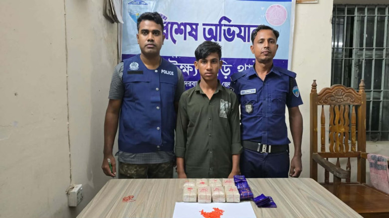 নাইক্ষ্যংছড়িতে ২০ হাজার পিস ইয়াবাসহ ১৬ বছরের কিশোর আটক