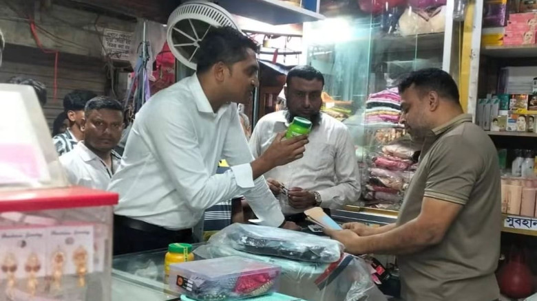 আড়াইহাজারে ট্রেড লাইসেন্স না থাকায় ৮৯ দোকানিকে জরিমানা
